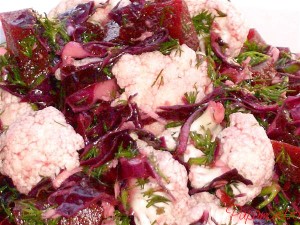 Salata tomnatica din varza rosie, conopida si sfecla rosie