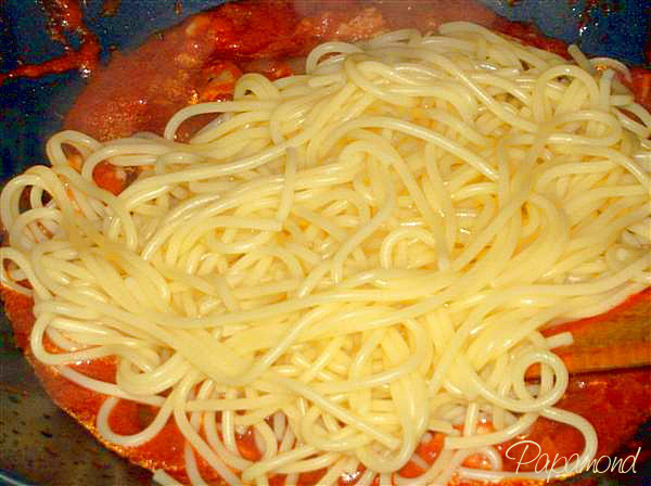 Pepite de pui cu sos de rosii si spaghetti