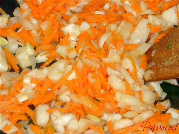 Călim ceapa şi morcovul pentru iahnie de fasole