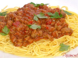 tocanita cu carne de porc si spaghetti