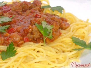 tocanita cu carne de porc si spaghete