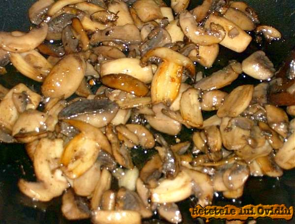 Se călesc ciupercile pentru risotto