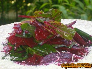salata de sfecla rosie cu frunze