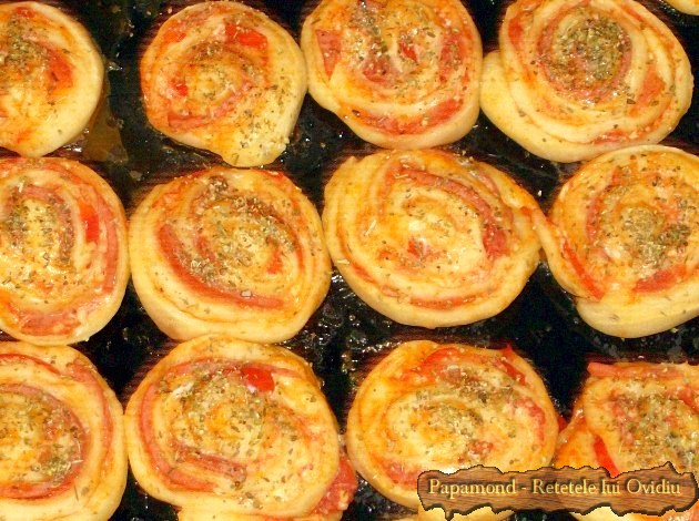 Mini pizza - o pizza mica si invartita (12)