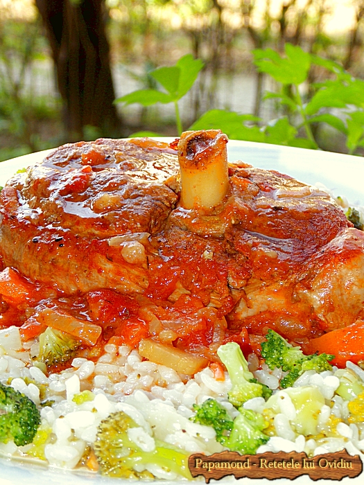 carne de ied cu sos si garnitura de orez si broccoli