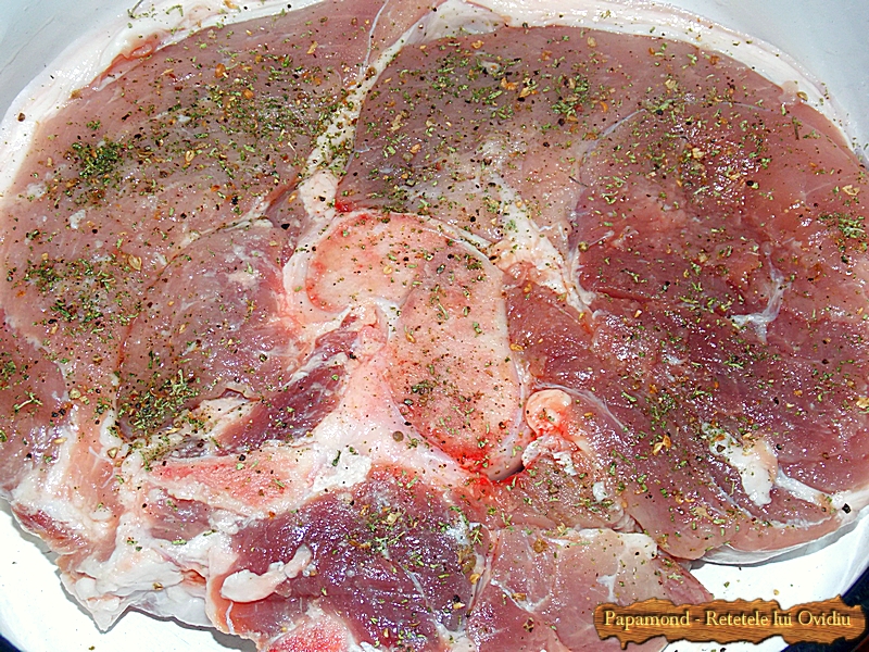 Pulpa de porc la cuptor. Gatita incet in zeama de usturoi (3)