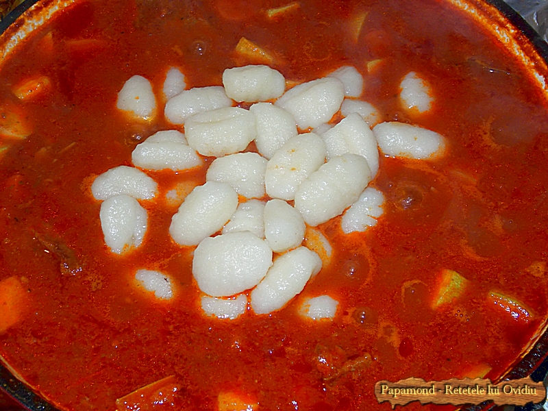 Carne de vita cu gnocchi in sos de rosii (13)