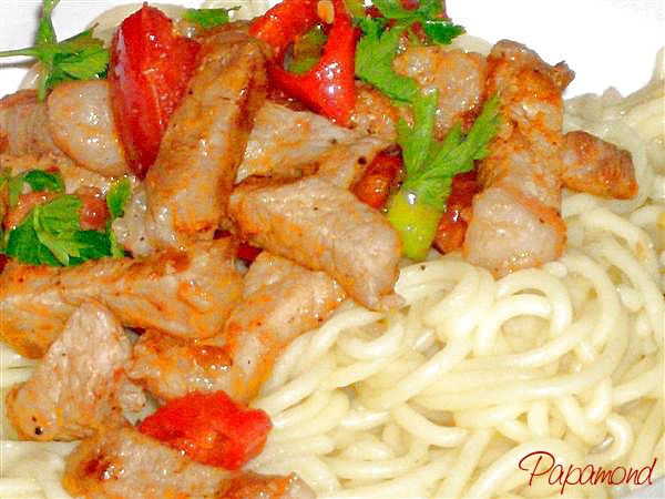 muschi de porc, aromat la wok si paste spaghetti